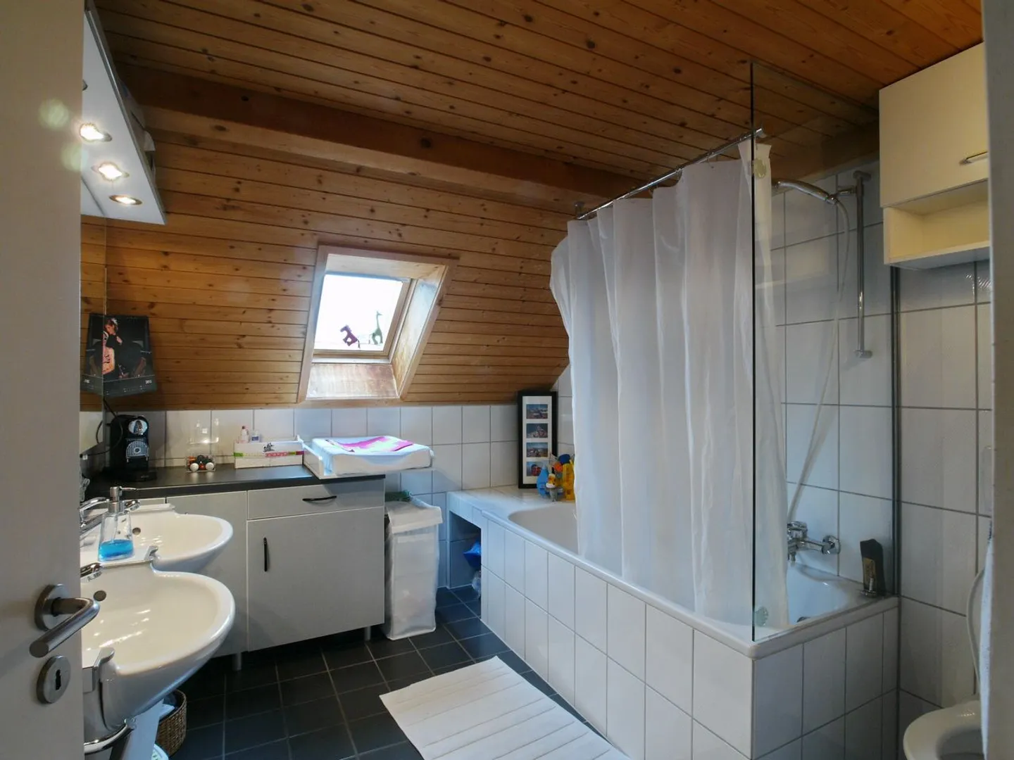 Charming and Generous - Photo 7 of 8