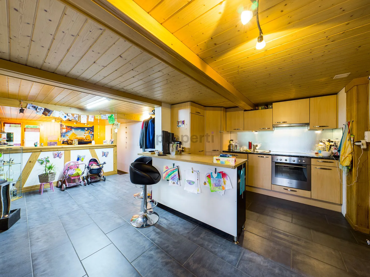 Maisonette spacieuse de 5,5 pièces avec un immense jardin paradisiaque - Photo 5 sur 13