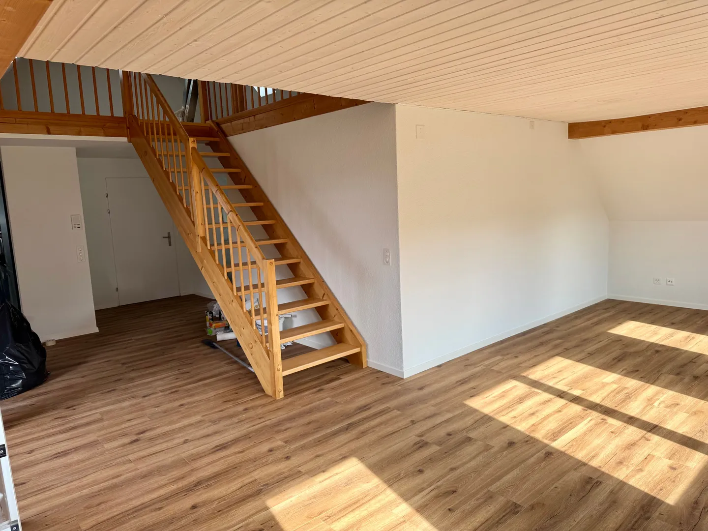 Charmante 4-Zimmer-Maisonette-Wohnung mit Dachgeschoss-Charme in Feuerthalen - Photo 8 of 9