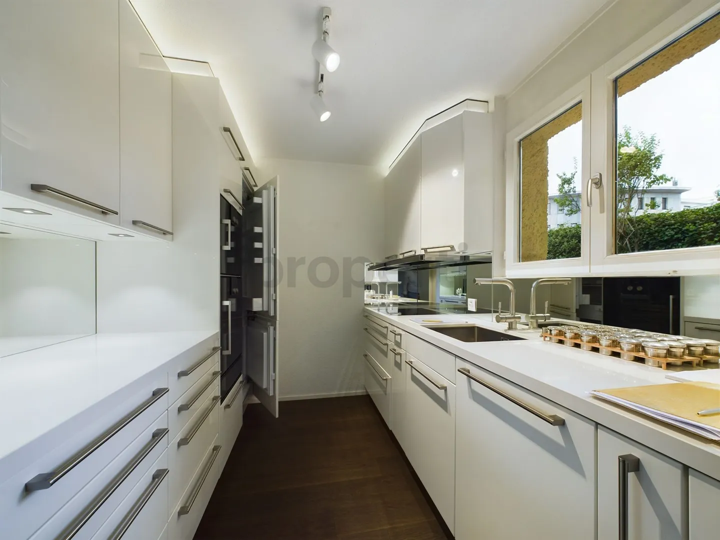 Appartement meublé de 3,5 pièces dans le quartier 10 avec belle vue - Photo 2 sur 10