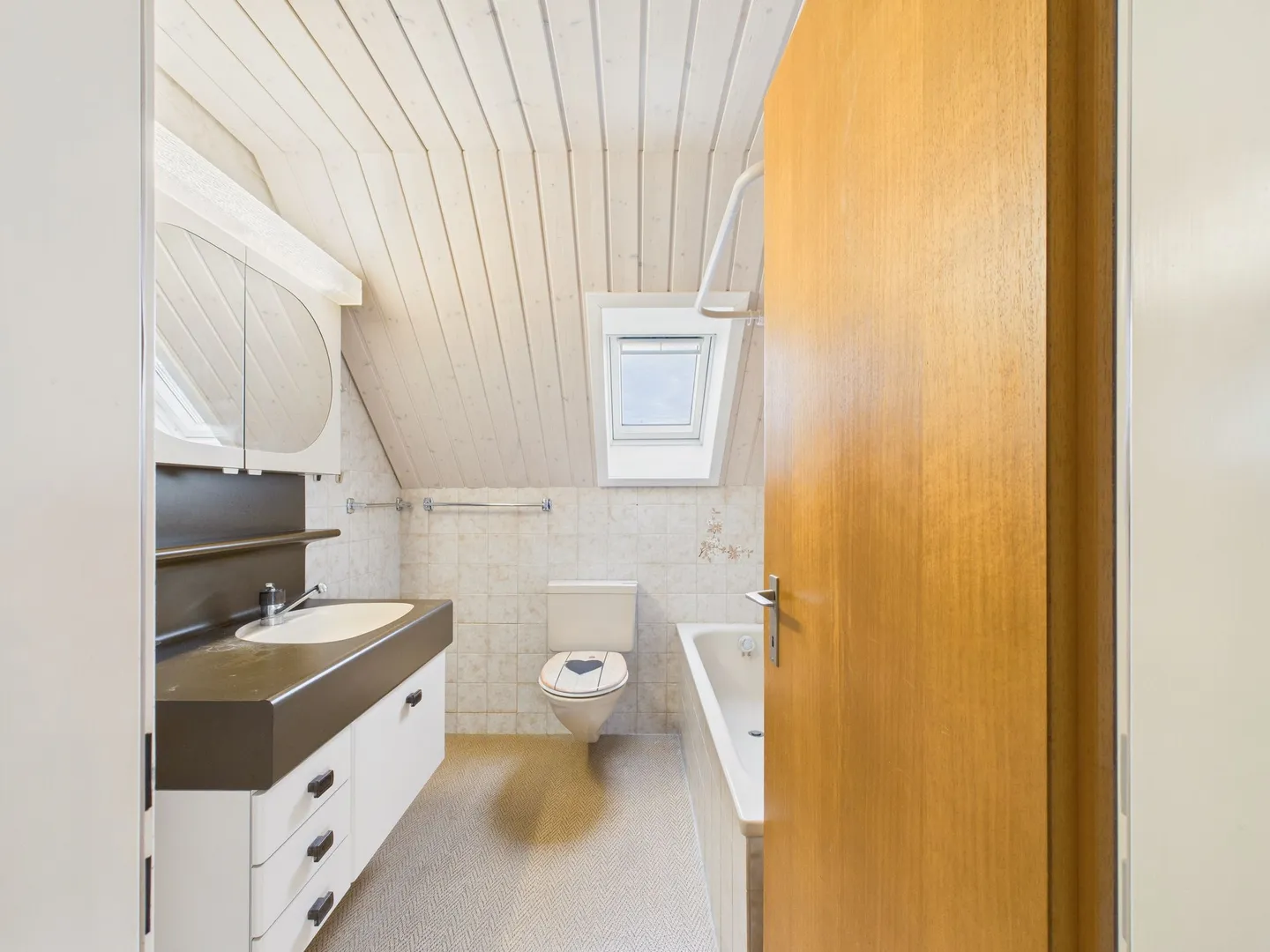 Charming 2.5-room attic apartment with plenty of light and view - Photo 7 of 11