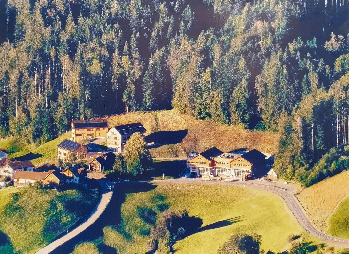 Opportunité unique à Haslen AI : Terrain à bâtir aménagé avec potentiel de développement - Photo 1 sur 4