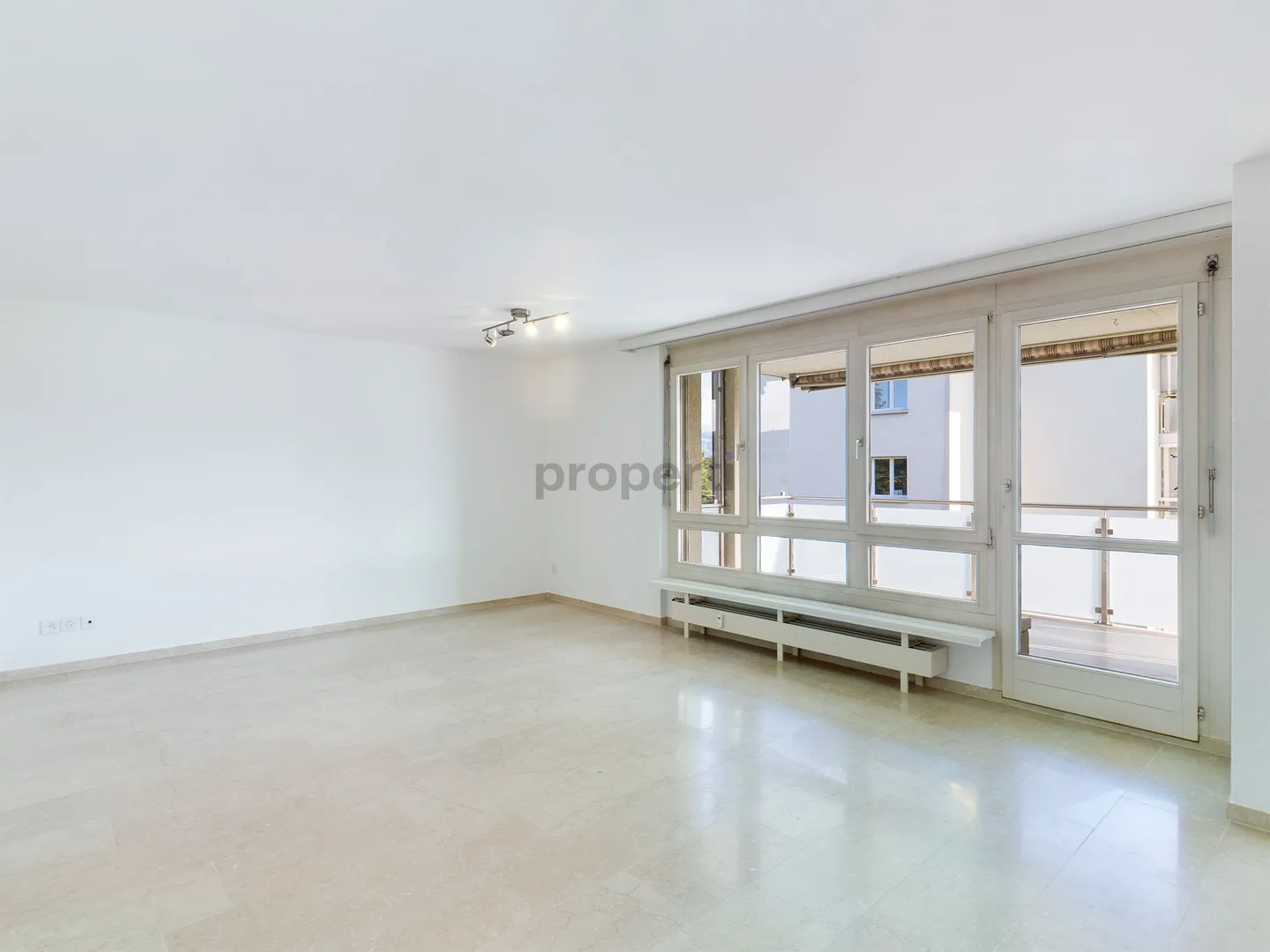 Lichtdurchflutete 4.5 Zimmerwohnung an familienfreundlicher Lage - Foto 4 von 10