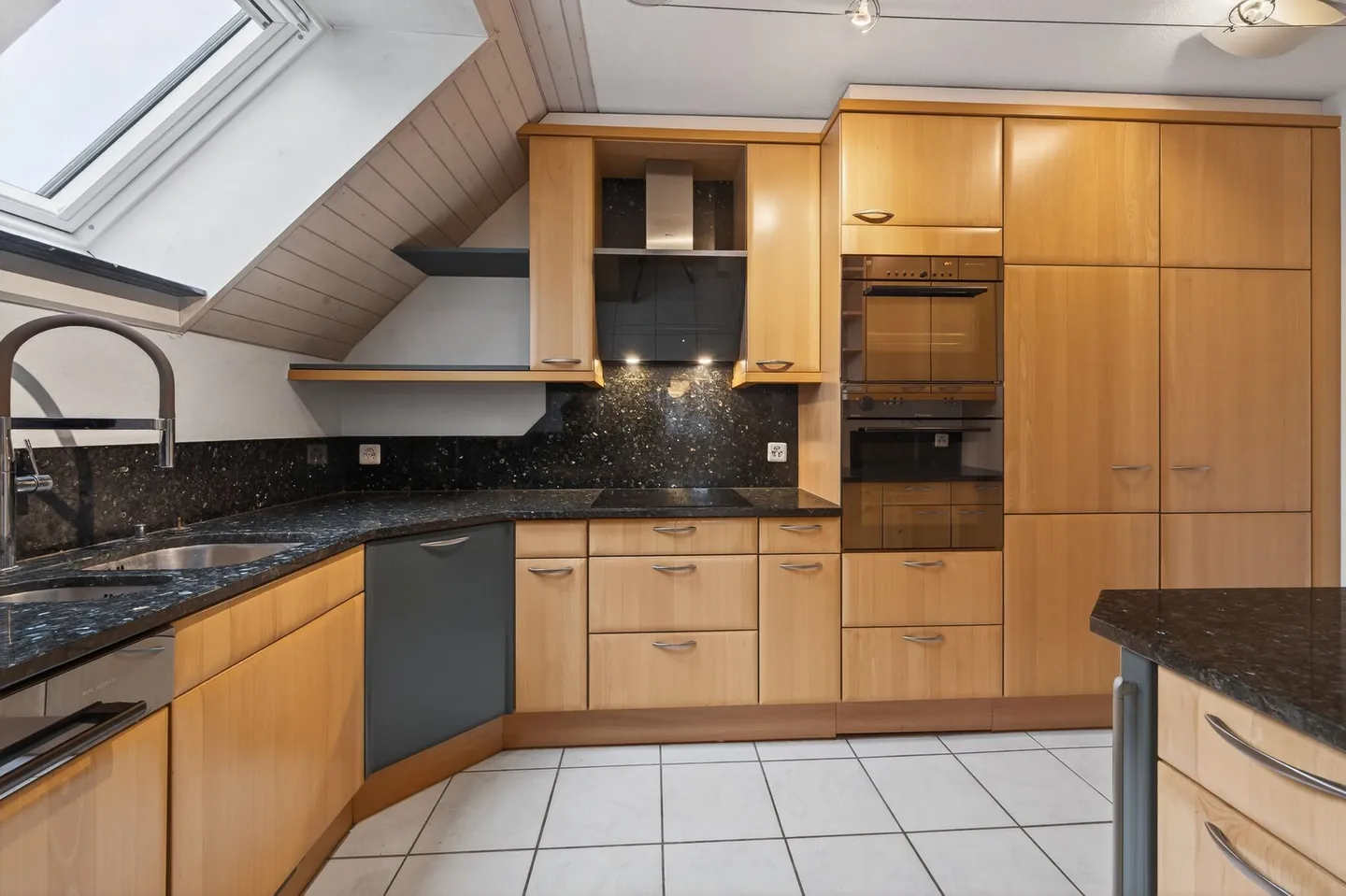 160 m² di superficie abitabile, camino accogliente e riscaldamento a pompa di calore - Foto 4 di 12
