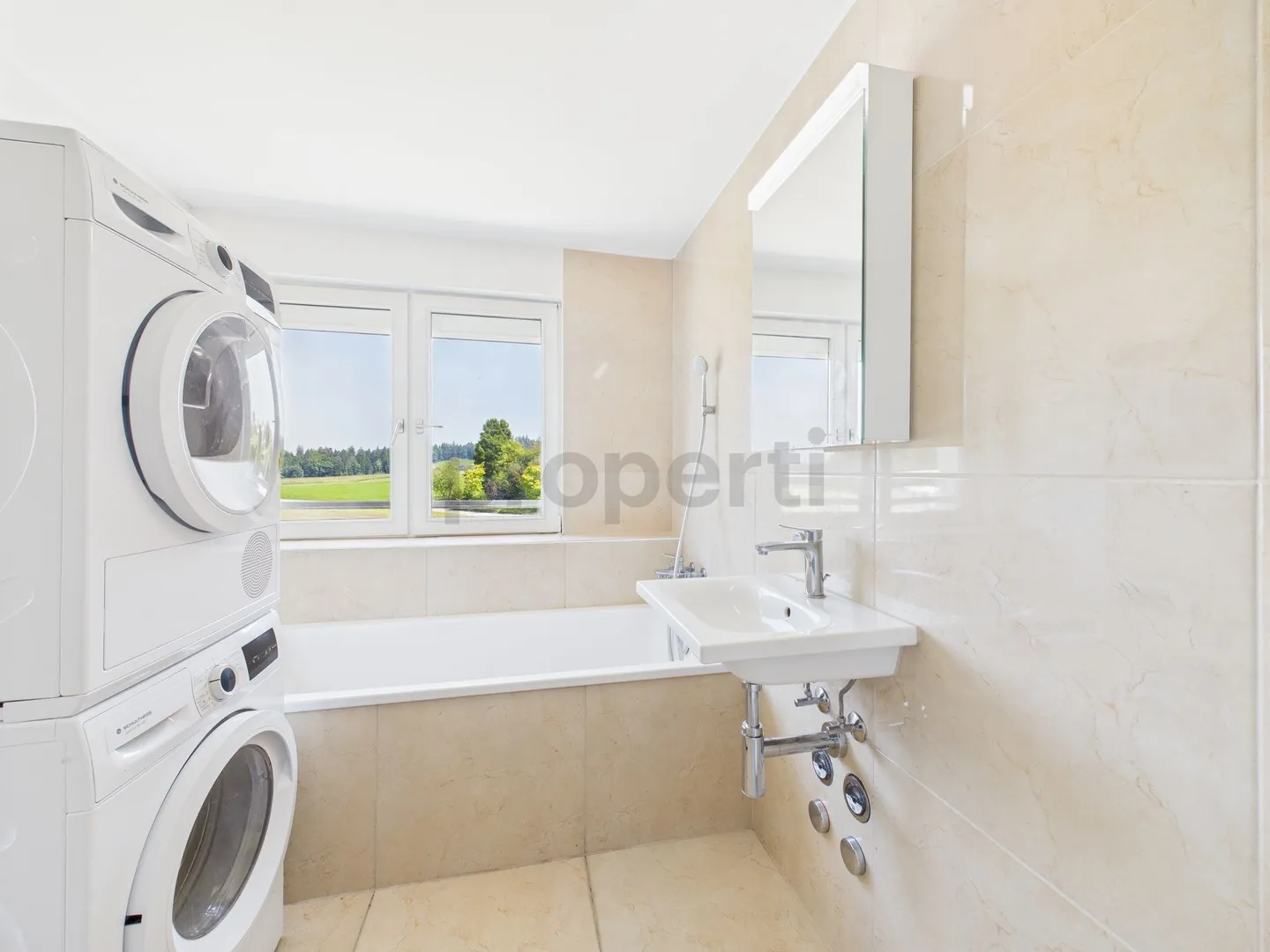 Spacious 2.5-room apartment with a stunning rooftop terrace in Affoltern im Emmental - Photo 8 of 10