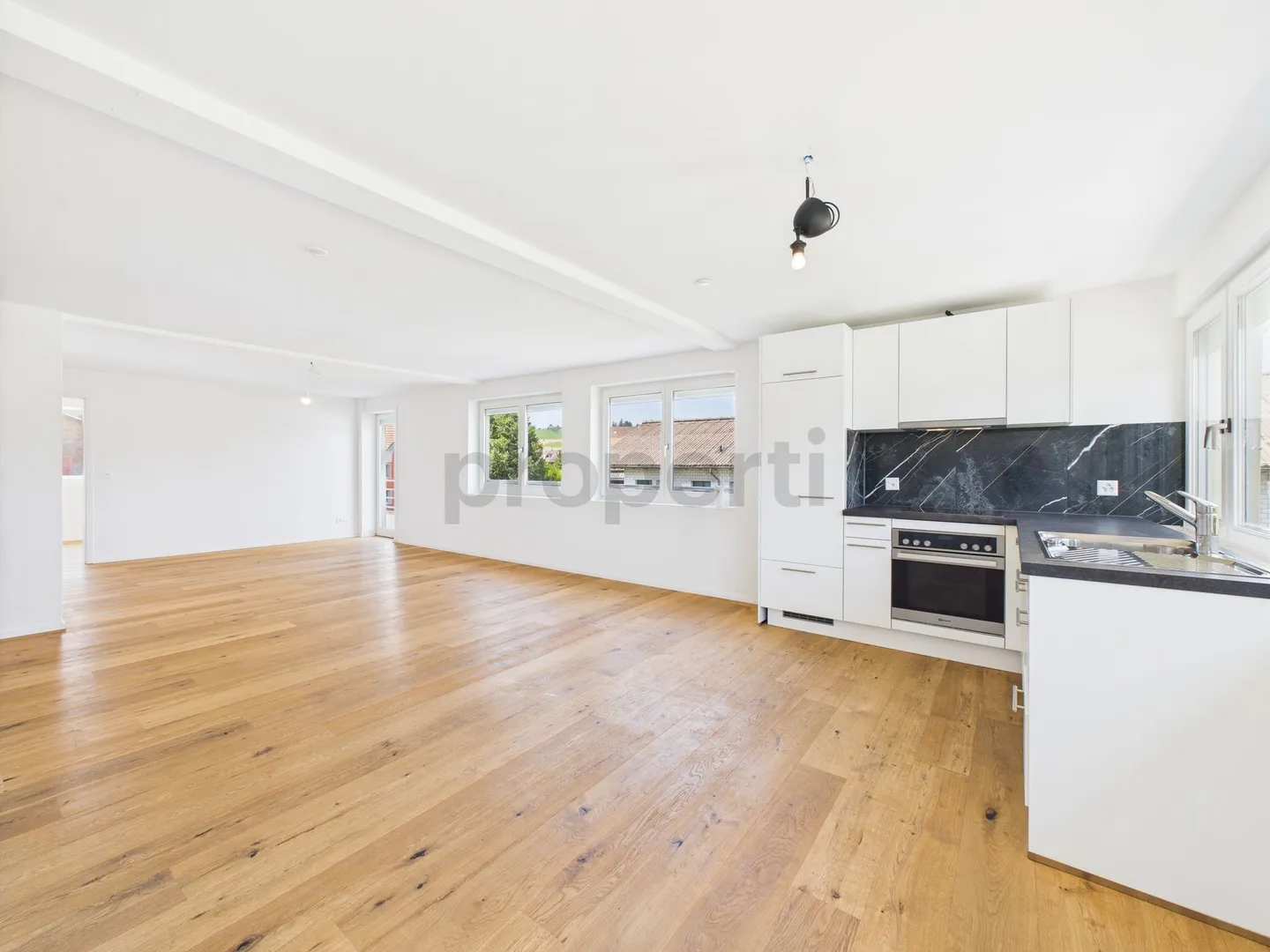 Spacious 2.5-room apartment with a stunning rooftop terrace in Affoltern im Emmental - Photo 4 of 10