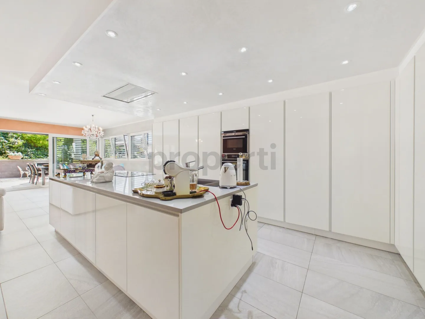 Contemporary villa with large spaces, garden and double garage - Photo 4 of 13