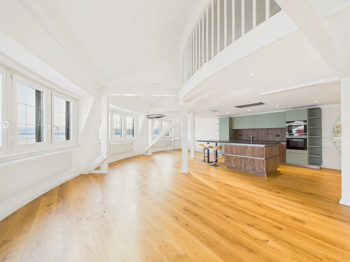 Duplex lumineux et rénové avec vue sur le lac dans la région de Nyon - Photo 1 sur 11