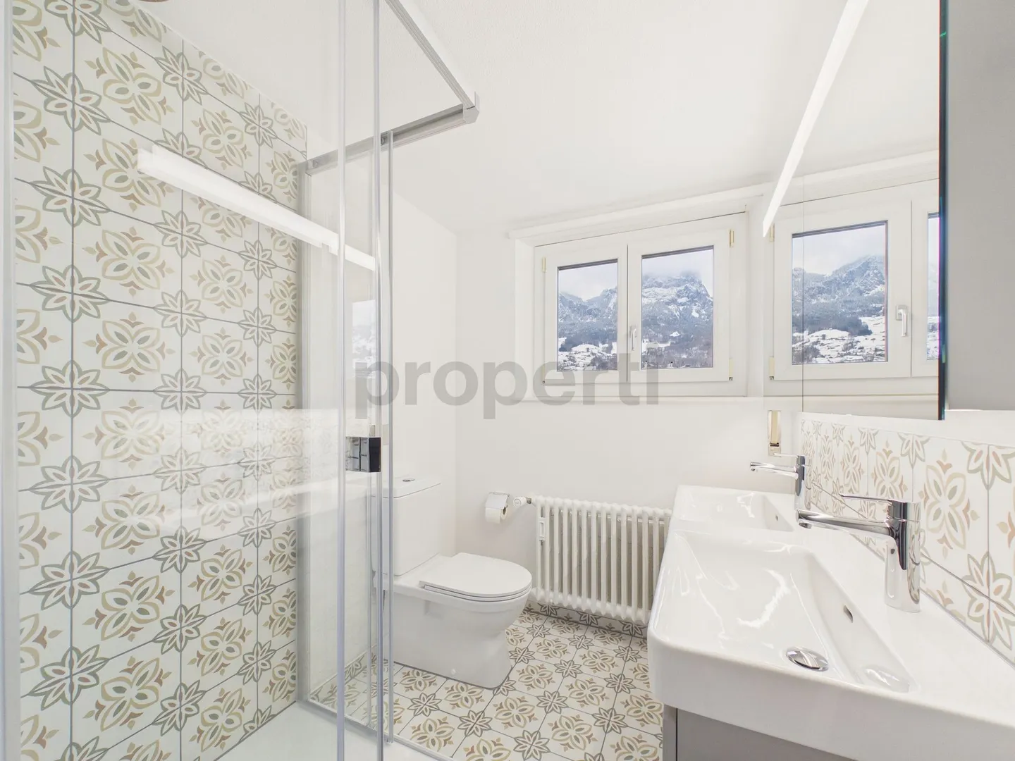 Appartement élégant de 4 pièces récemment rénové avec balcon à Schwyz - Photo 2 sur 5