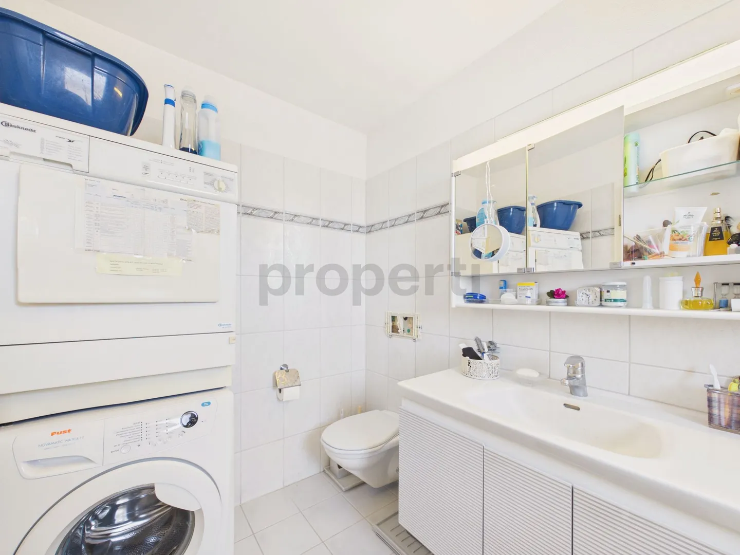 Appartement mansardé lumineux au-dessus des toits de Pfäffikon avec ascenseur et place de parking souterrain - Photo 10 sur 13