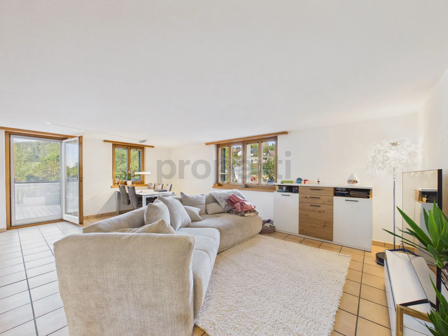 Appartamento 3.5 locali con terrazza sud-ovest e giardino privato spazioso a Madetswil - Foto 1 di 13