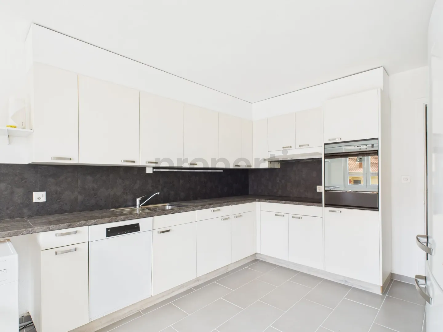 Charming 5.5-room apartment in a quiet neighborhood - Photo 2 of 9