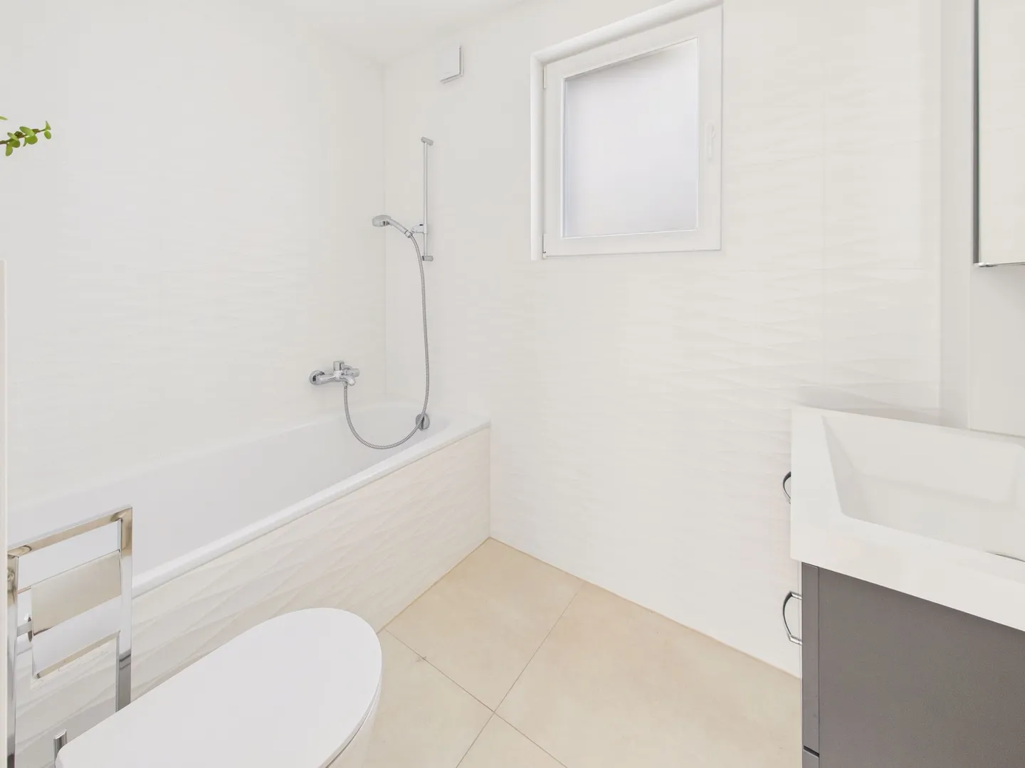 Geräumige und helle 4,5-Zimmer-Wohnung mit großer Terrasse und atemberaubendem Bergblick in Miex, VS. - Foto 9 von 13