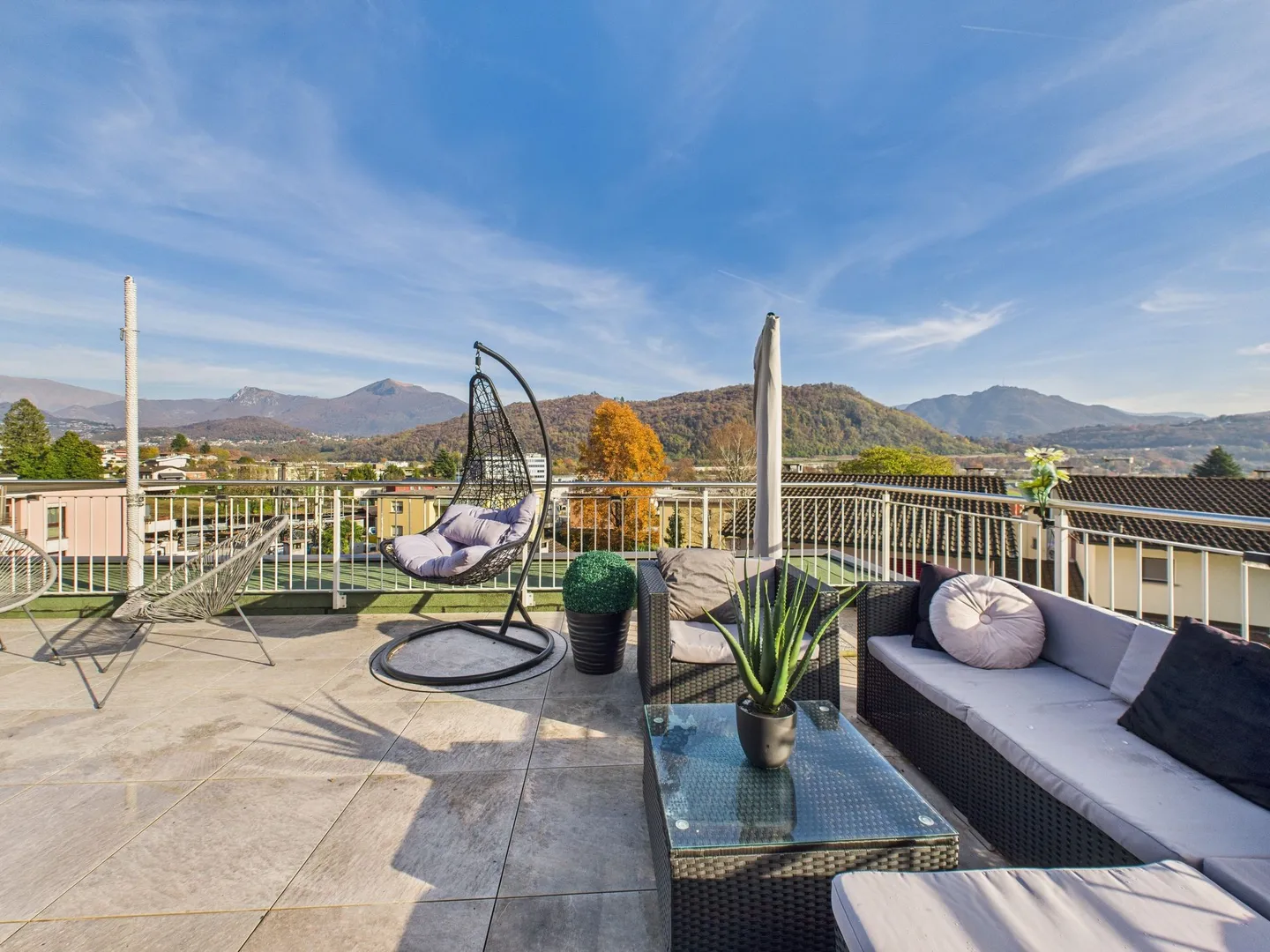 Moderna 2.5 locali attic-flat con ampio balcone, Agno - Foto 1 von 11