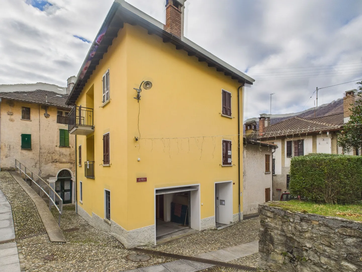 Spacious independent house with 5 rooms in Breggia-Bruzella - Photo 1 of 12