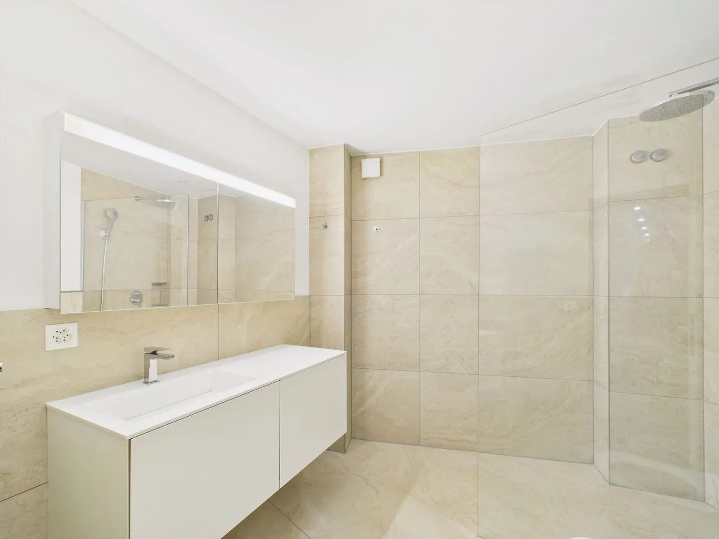 Appartamento moderno ristrutturato di 4,5 locali con terrazza e stufa svedese a Flawil - Foto 6 di 8