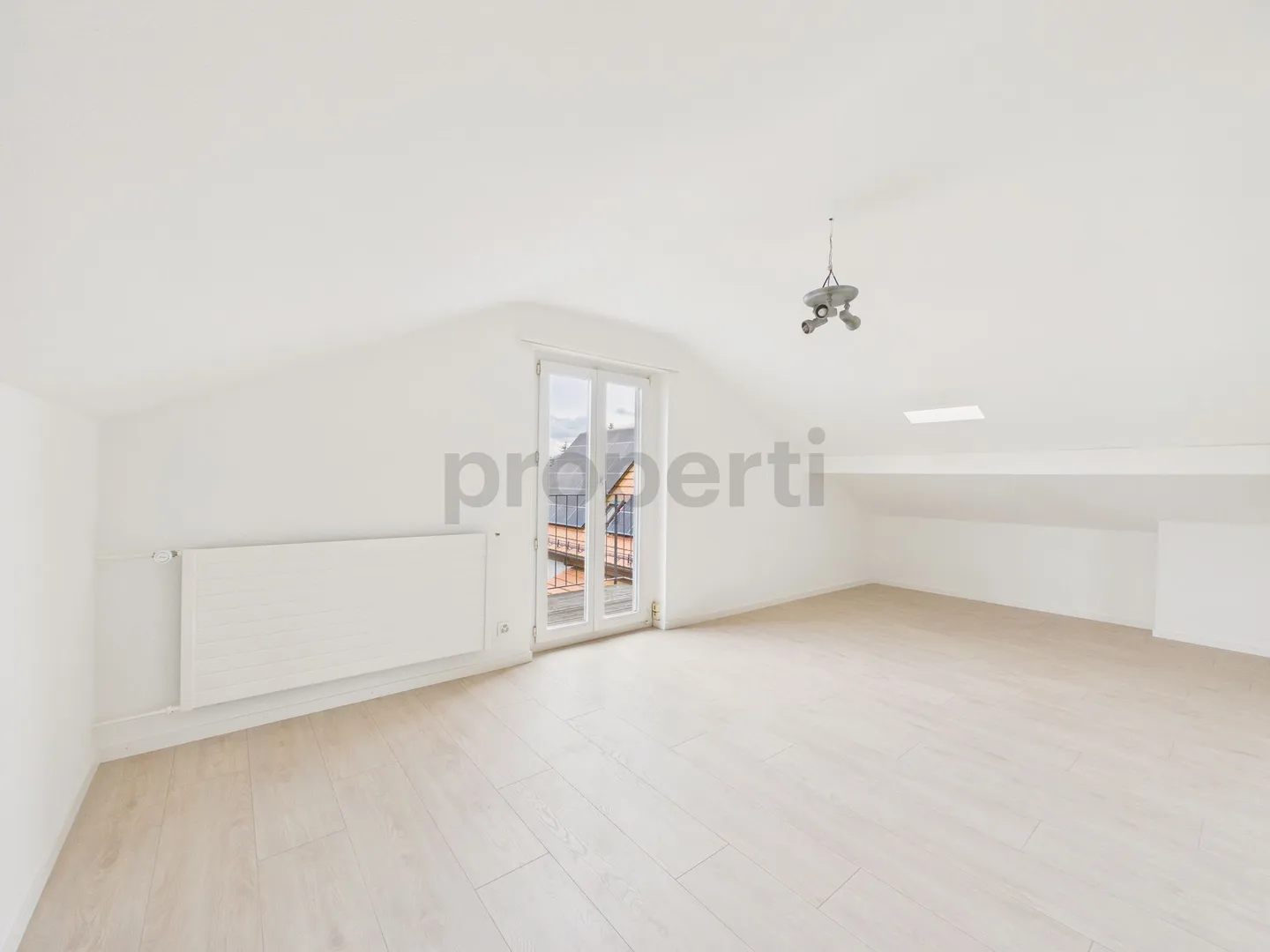 Newly renovated 3-room penthouse with ideal location, Birsfelden - Photo 2 of 7