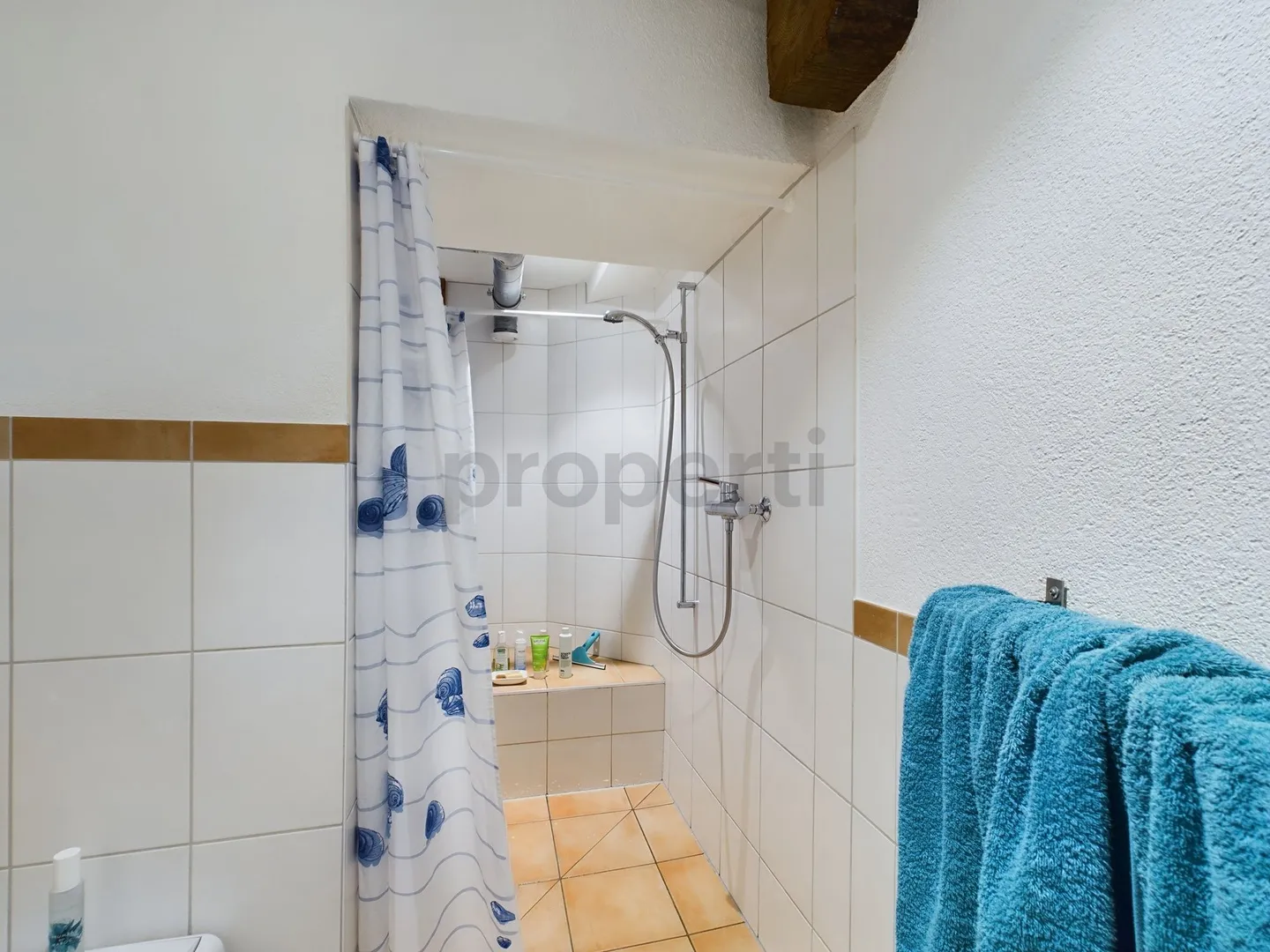 Großzügige 6-Zimmer-Terrassenwohnung mit eigenem Garten, Ramlinsburg - Foto 5 di 7