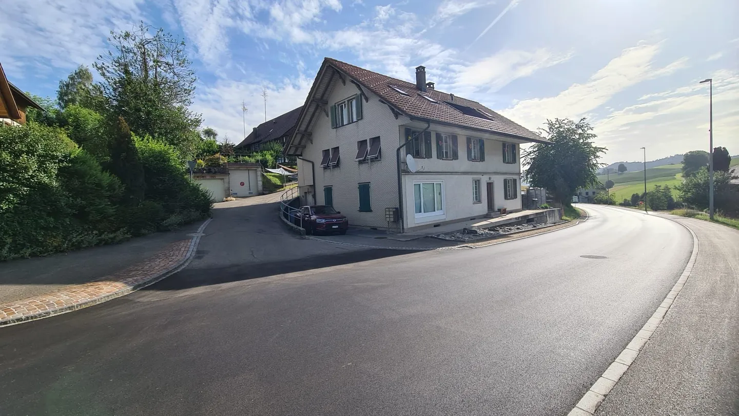 Ampia casa plurifamiliare con ottimo rendimento e possibilità di parcheggio, Leimiswil - Foto 2 di 8