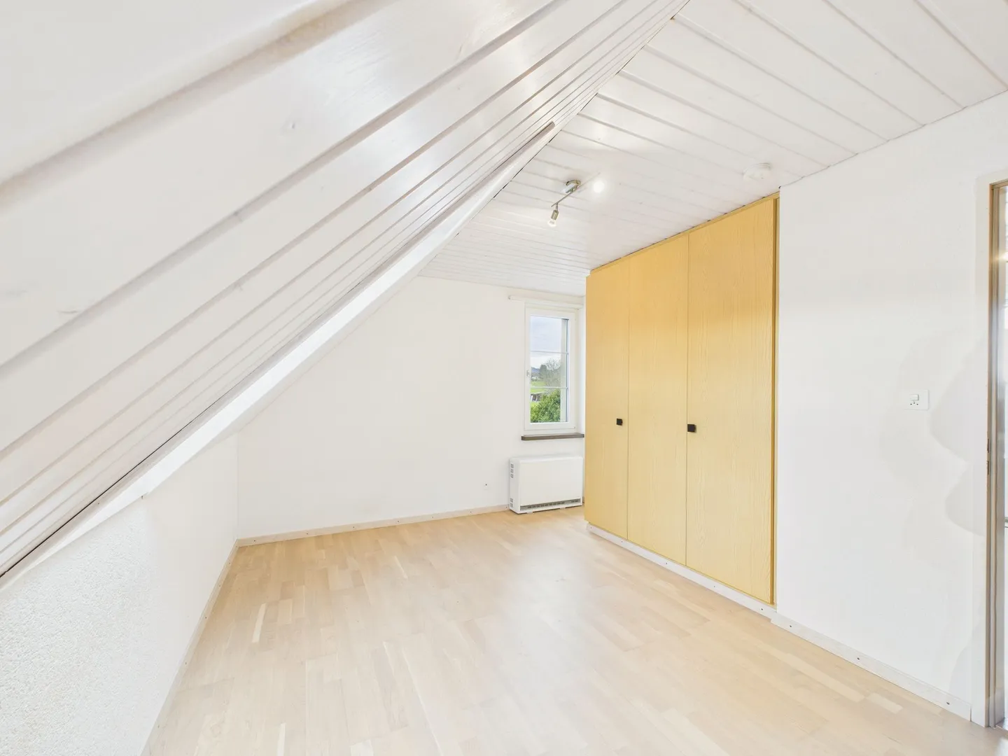 Charming 2.5-room attic apartment with plenty of light and view - Photo 6 of 11