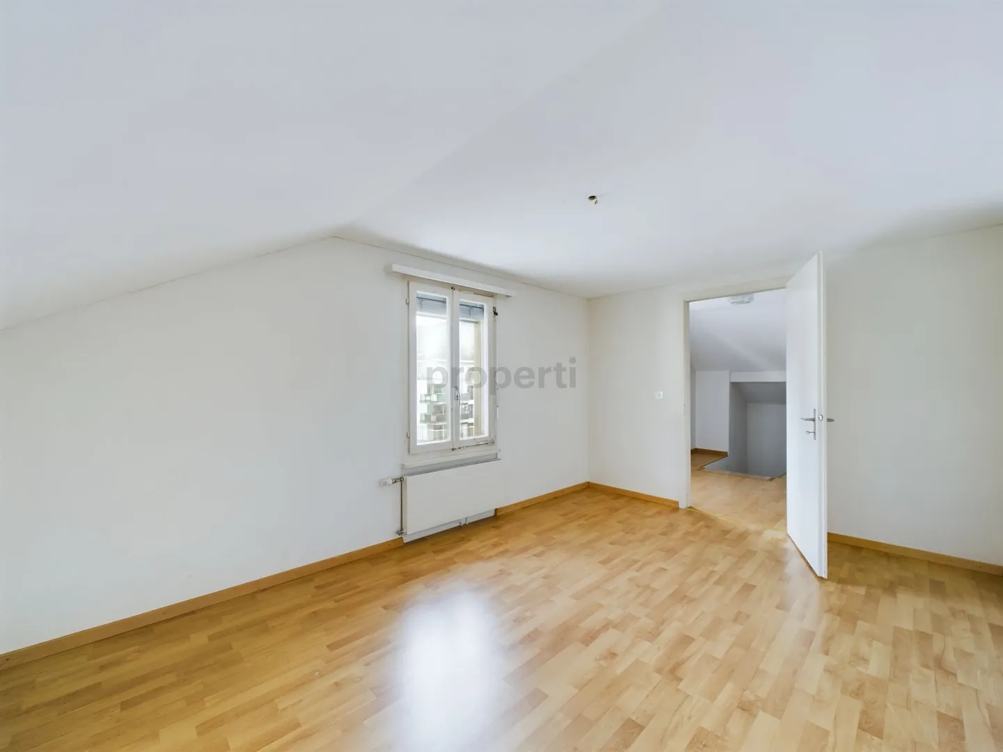 Incantevole appartamento maisonette con 5 stanze e vista mozzafiato a Balsthal - Foto 8 di 13