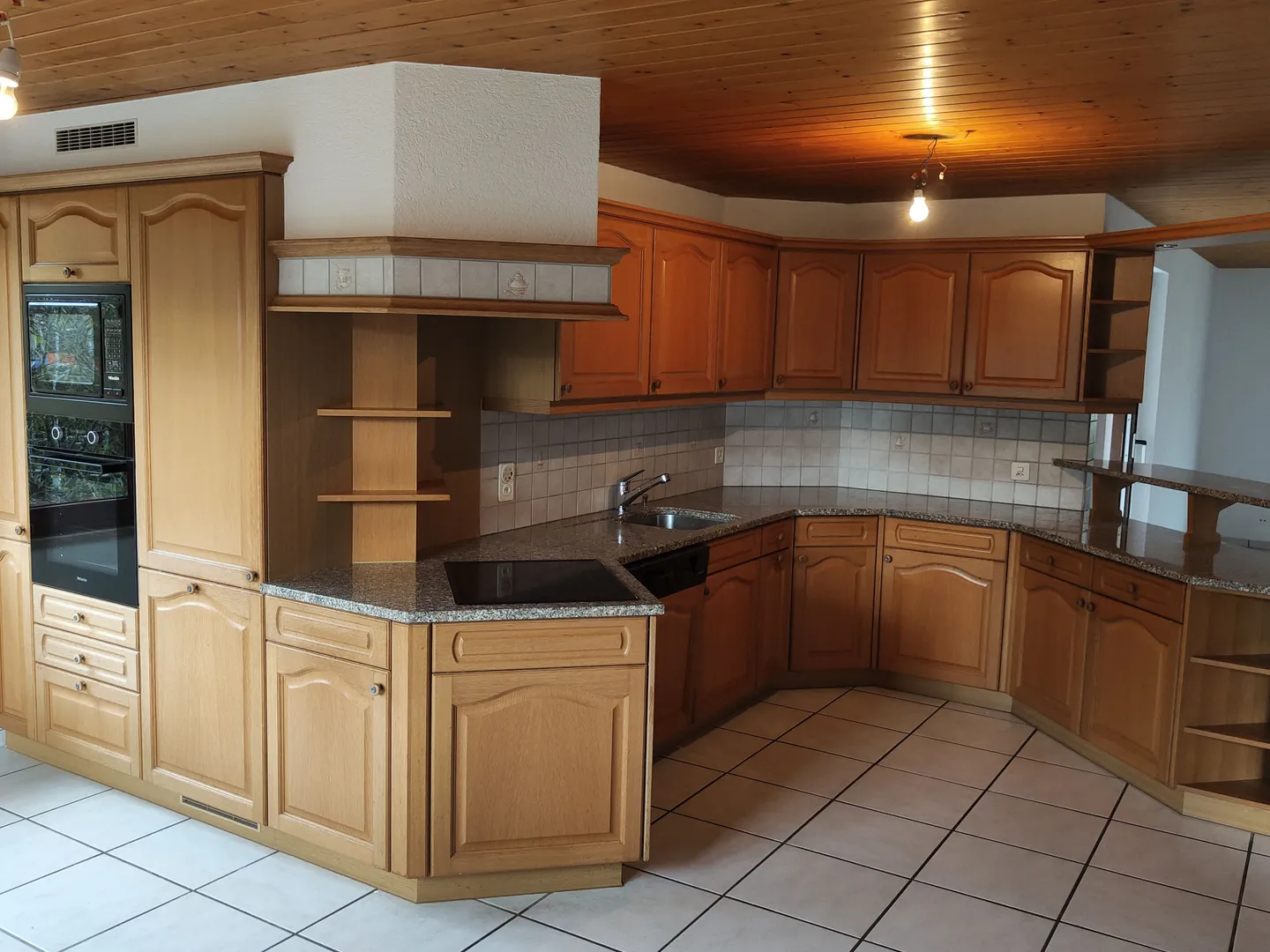 Appartement de 5,5 pièces situé au calme avec charme et beaucoup d'espace à Obermumpf - Photo 5 sur 13