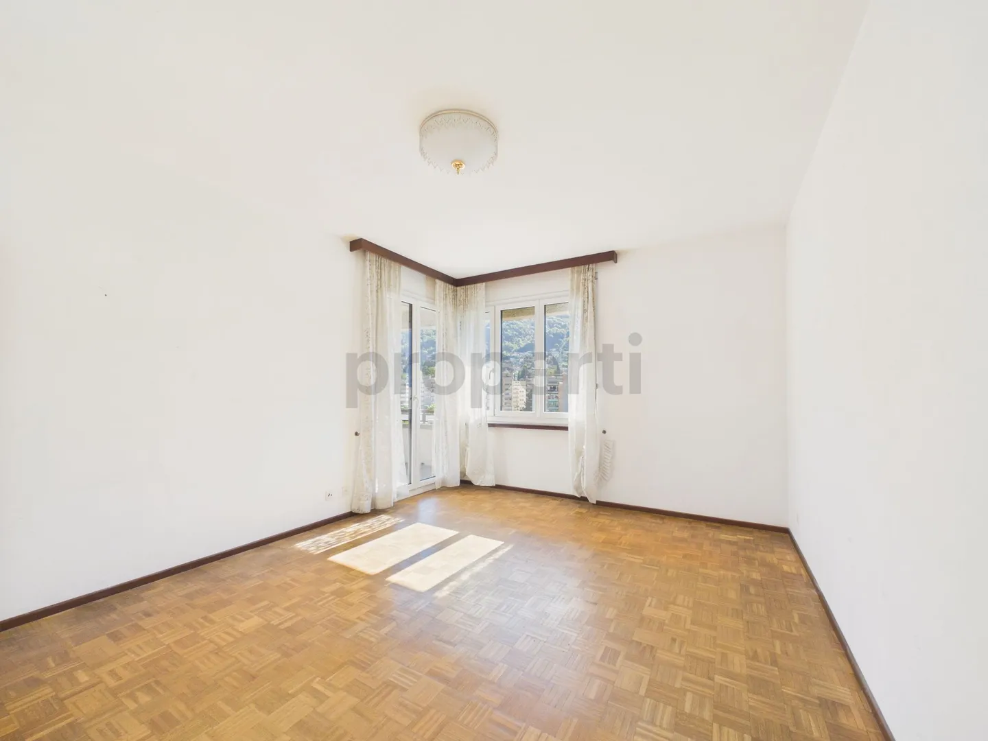 Bright 5.5 Apartment in City Center - Lugano - Photo 7 of 13