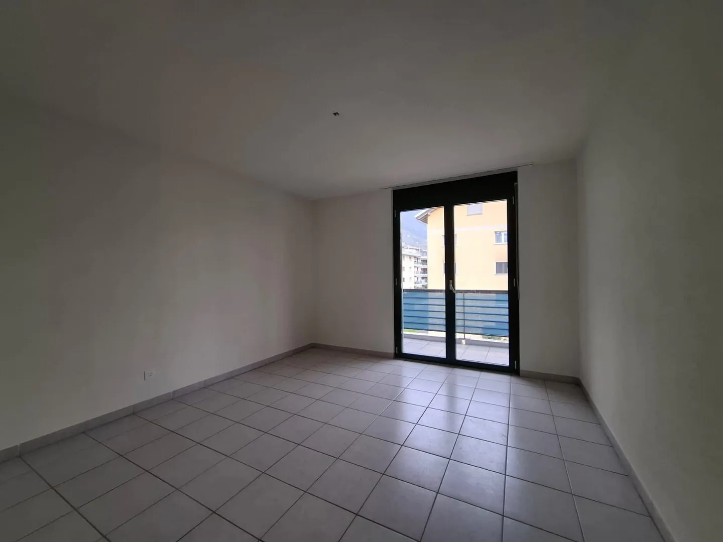 Investment Opportunity in Tenero-Contra: Residential Building with 7 Apartments and Income-Generating Commercial Space - Photo 5 of 12