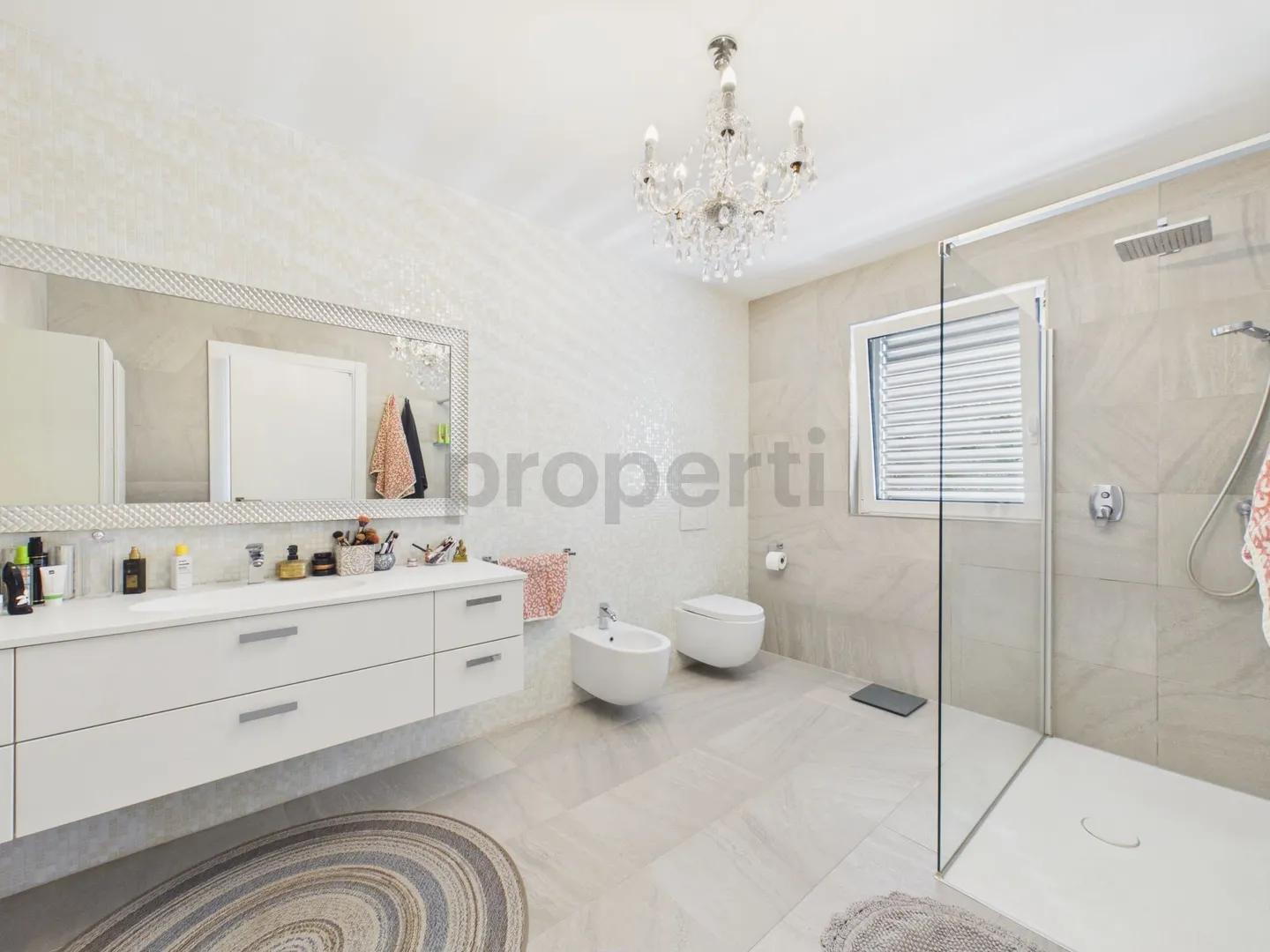 Contemporary villa with large spaces, garden and double garage - Photo 10 of 13