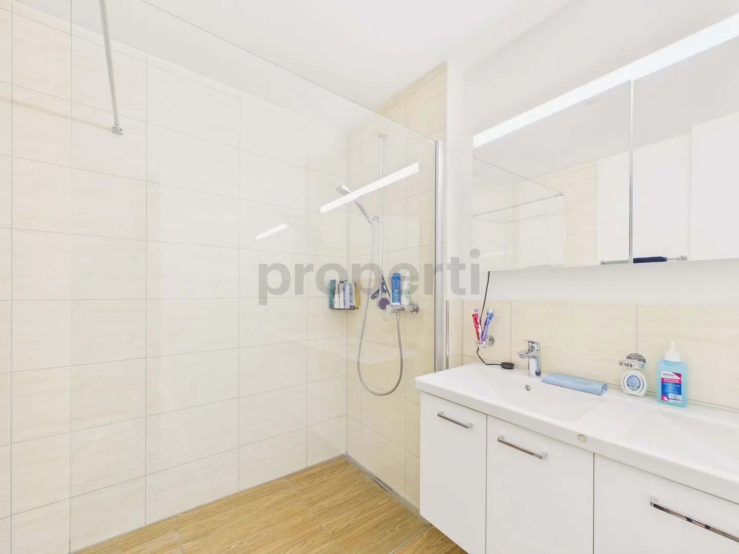 Modernes Apartment mit Balkon - Foto 8 von 11