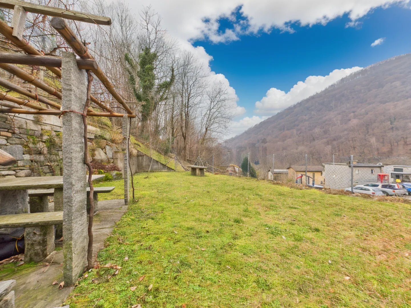 Spacious 3-room townhouse with balcony in Odogno - Photo 11 of 13