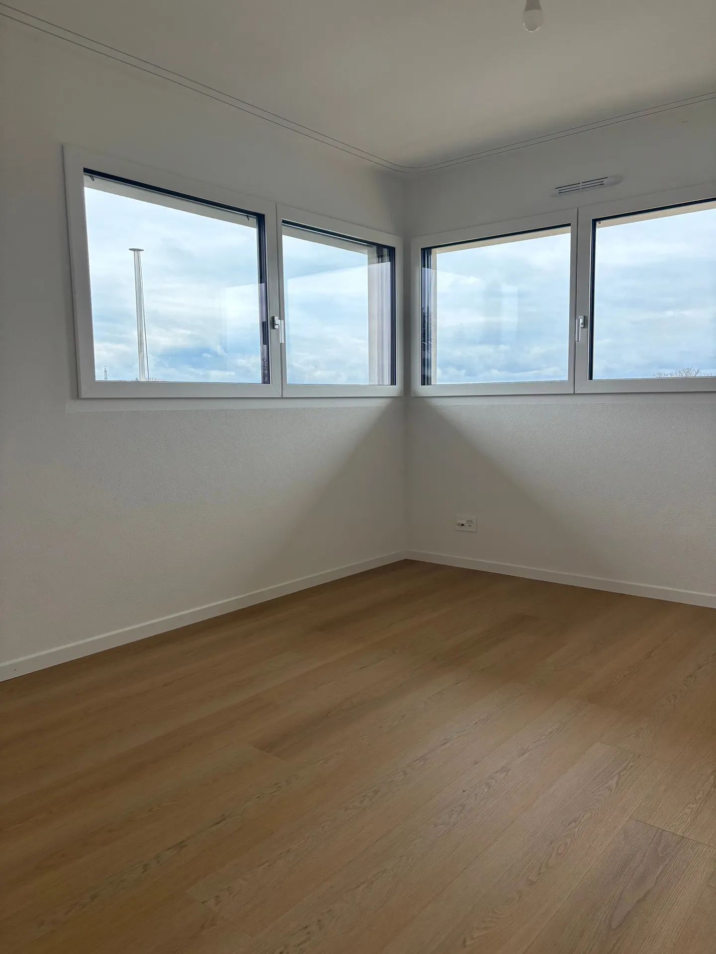 Moderne Einfamilienhaus mit 4,5 Zimmern in der Nähe von Schulen und Geschäften in Bremblens - Foto 4 von 10