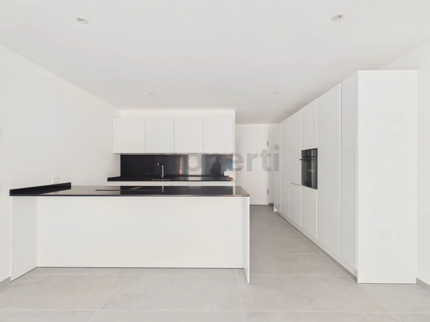 Appartement moderne de 3,5 pièces avec parking intérieur, Biasca - Photo 1 sur 13