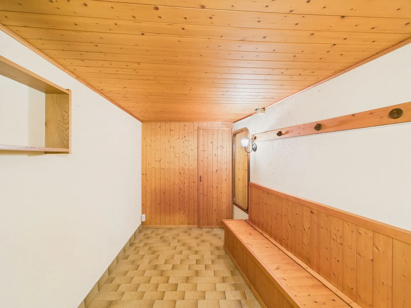 Villa con piscina interna e vista mozzafiato sul lago a Bevaix - Foto 10 di 13