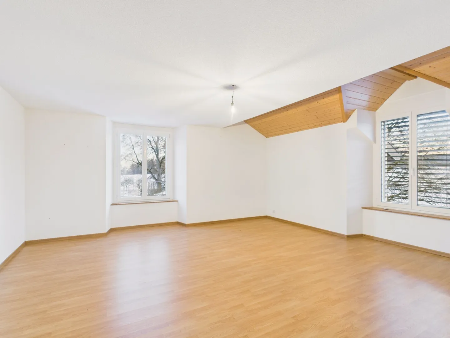 Spacious 6-room apartment with balcony in Neuchâtel - Photo 6 of 13