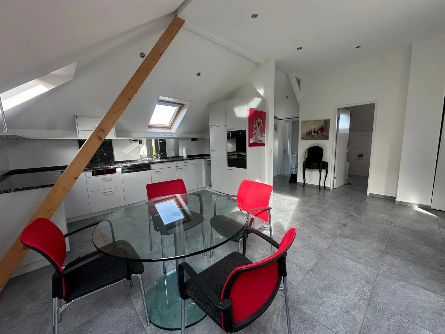 Vivre au-dessus des toits de Zurich - Appartement penthouse exclusif de 2,5 pièces avec terrasse ensoleillée - Photo 5 sur 10