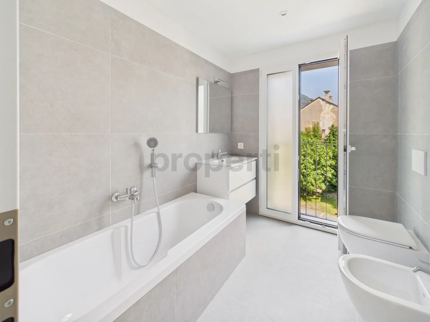 Appartement moderne de 3,5 pièces avec parking intérieur, Biasca - Photo 10 sur 13