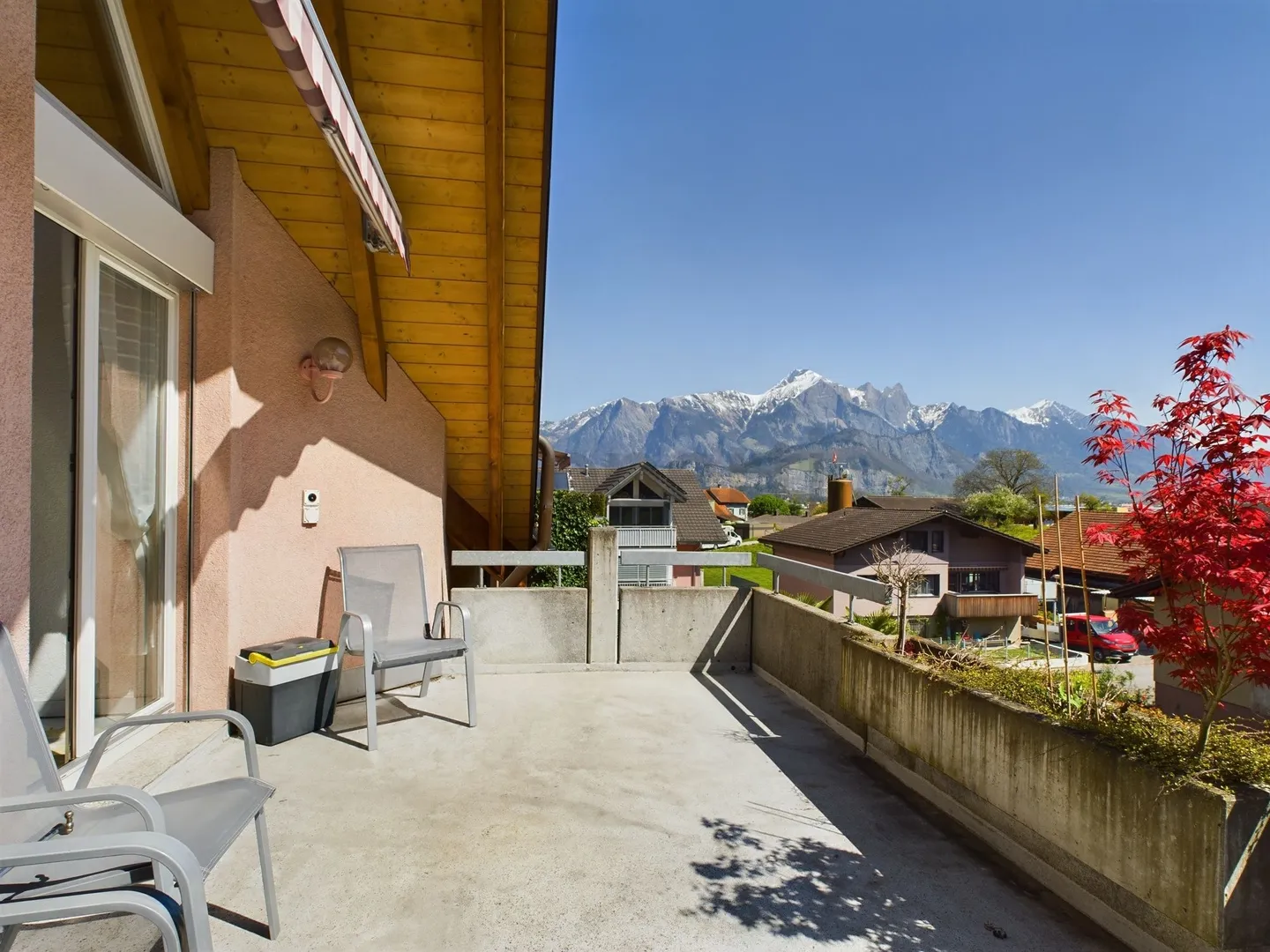 Spacious 5.5-room attic apartment in Mels - Photo 1 of 11