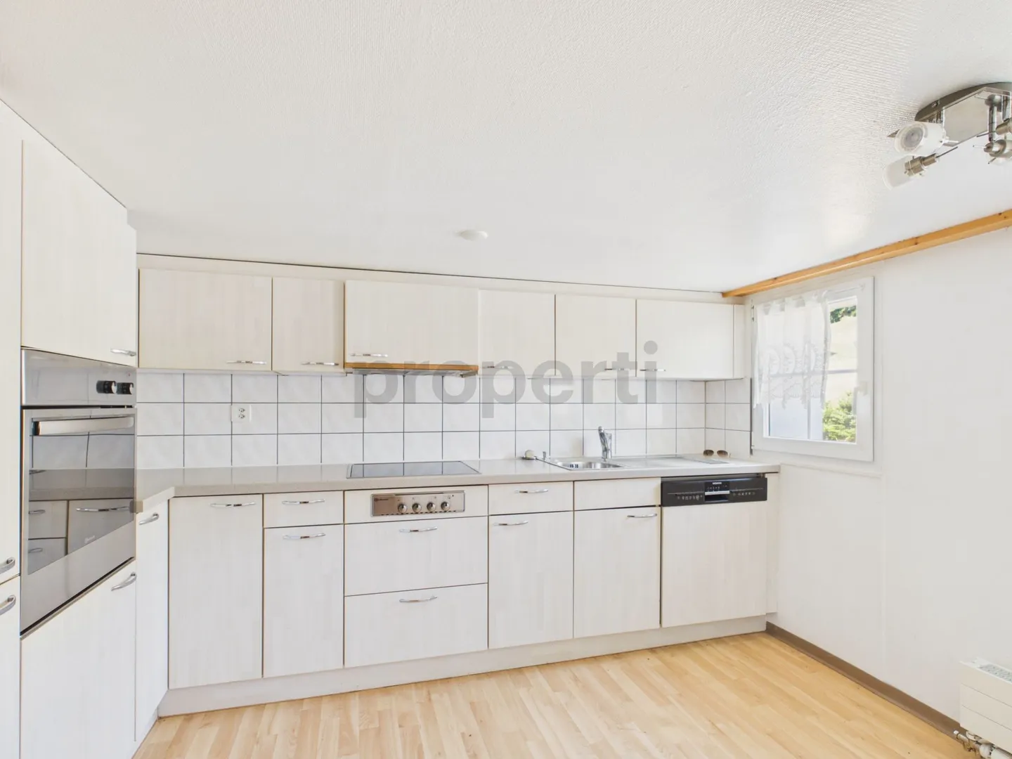 Multi-family house with two separate apartments (4.5 &amp; 3.5 rooms) in a quiet location with great potential - Photo 4 of 13