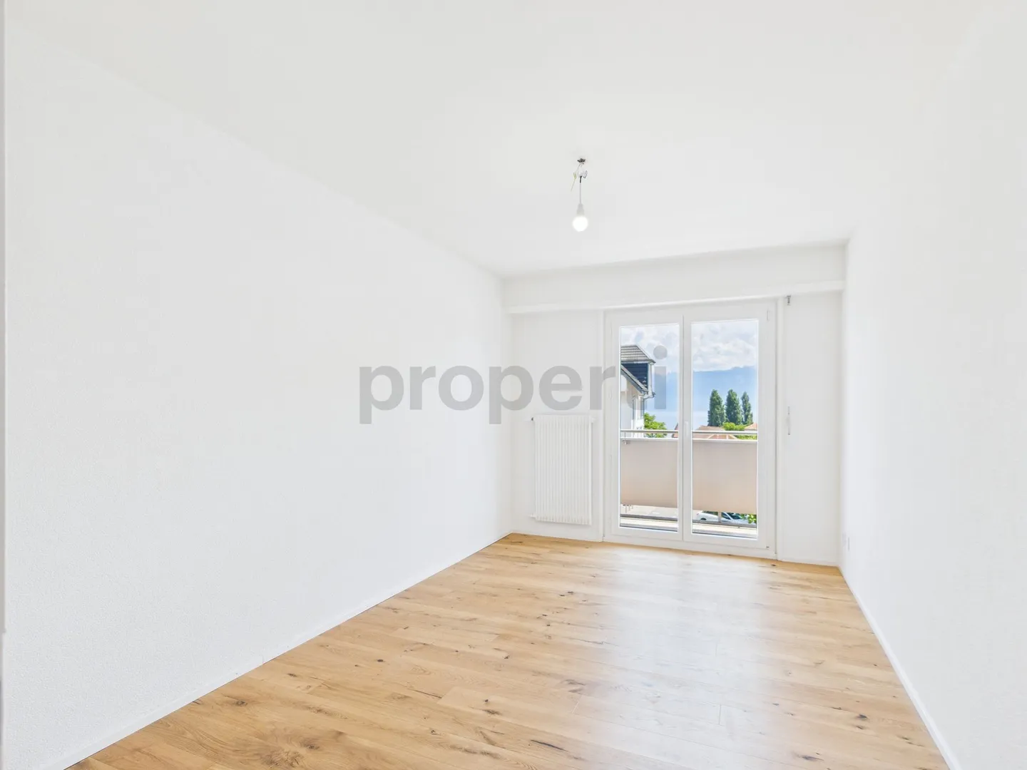 Large 5.5 room apartment with lake view, fully renovated (2025), St-Sulpice center - Photo 6 of 12