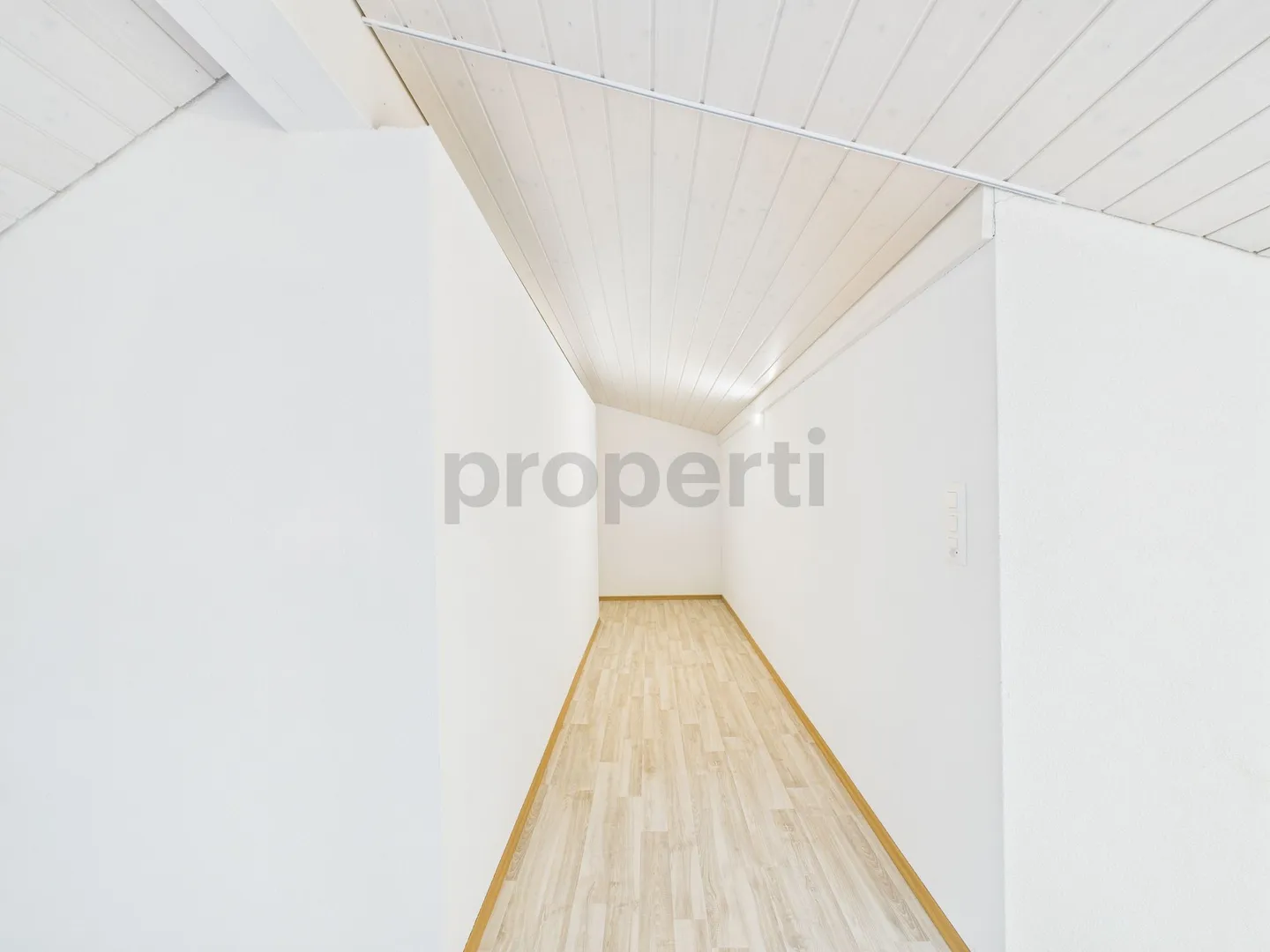 Incantevole appartamento maisonette di 4,5 stanze con balcone a Schwanden GL - Foto 12 di 13