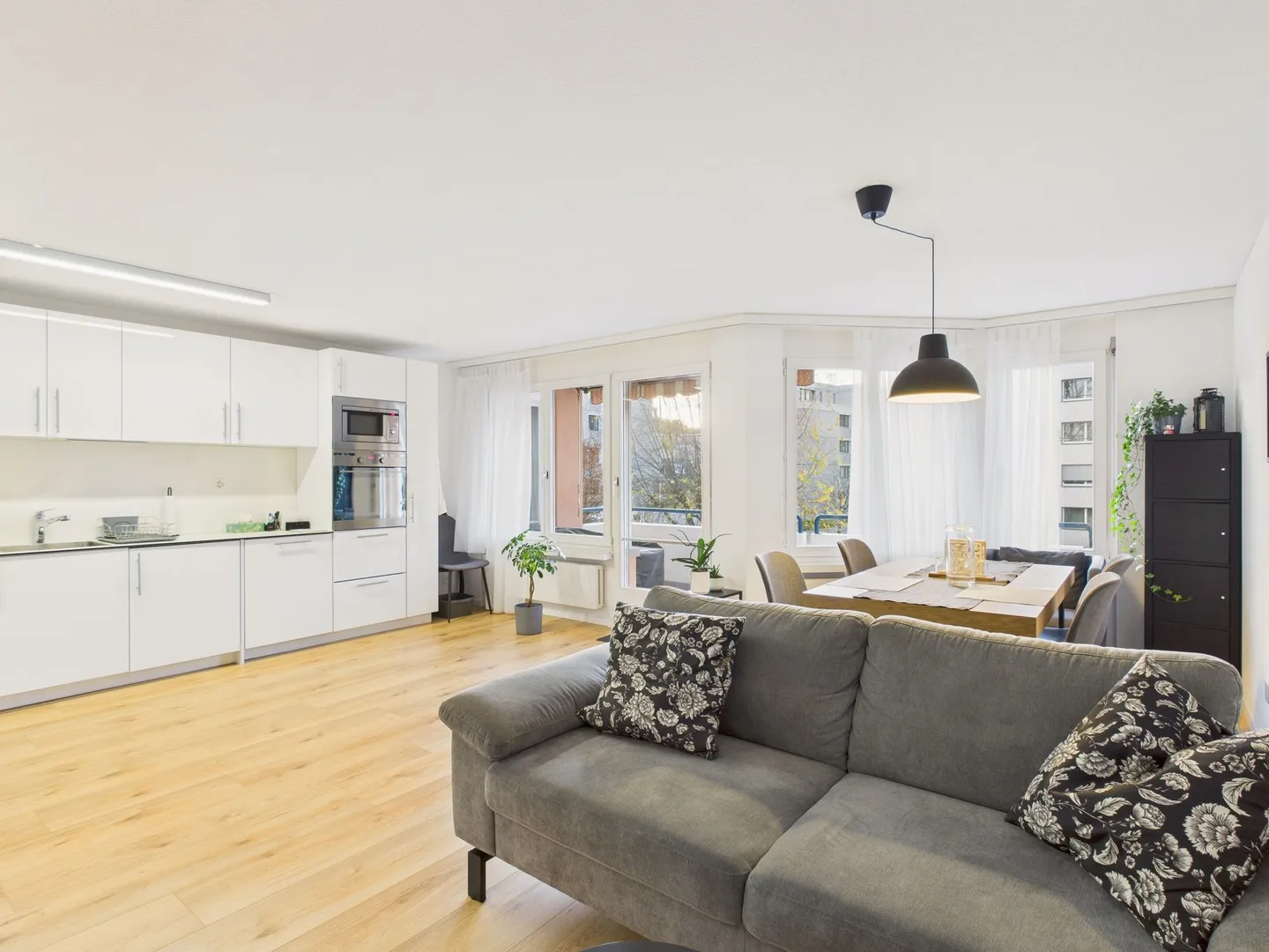 Appartement moderne de 2,5 pièces dans un emplacement ensoleillé à Oberuzwil - Photo 4 sur 10