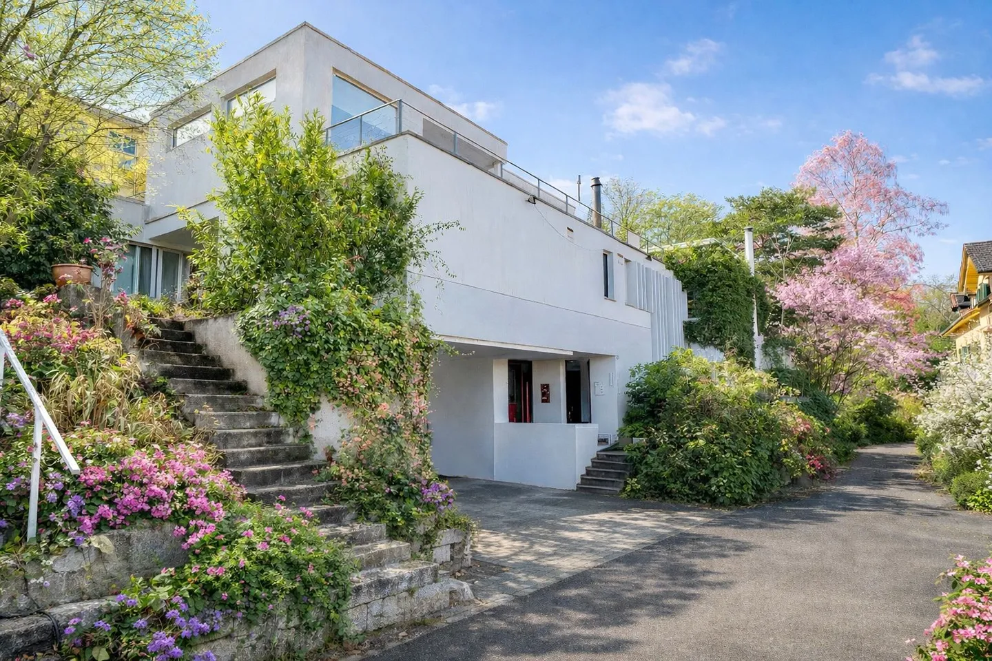 Maison individuelle spacieuse avec une architecture unique dans un emplacement calme de premier choix avec un grand jardin - Photo 1 sur 13