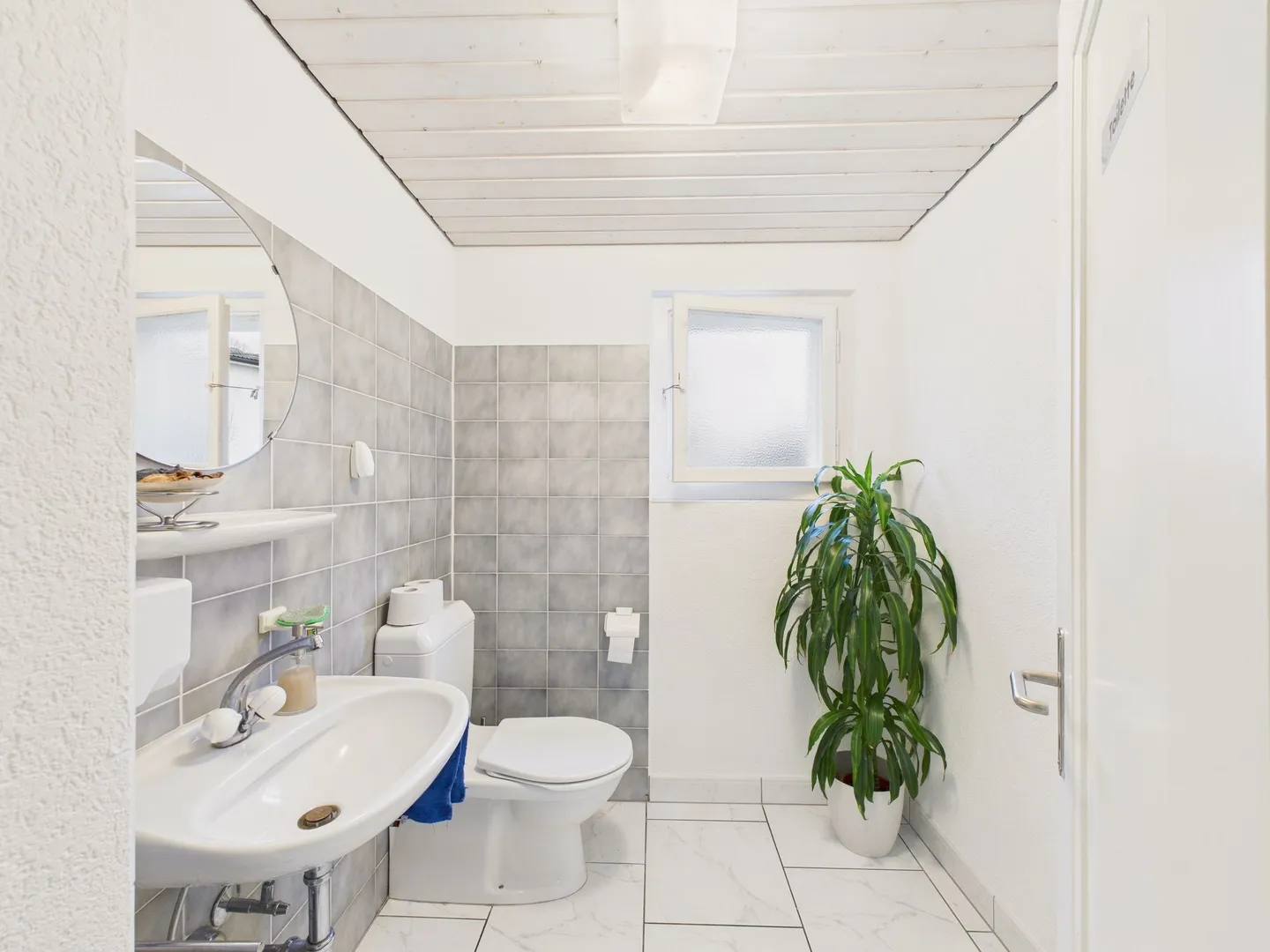 Attraktive Ladenfläche in Uster  ideal für Coiffure- oder Beauty-Konzept mit viel Gestaltungsspielraum und 5 Parkplätzen - Foto 9 von 10