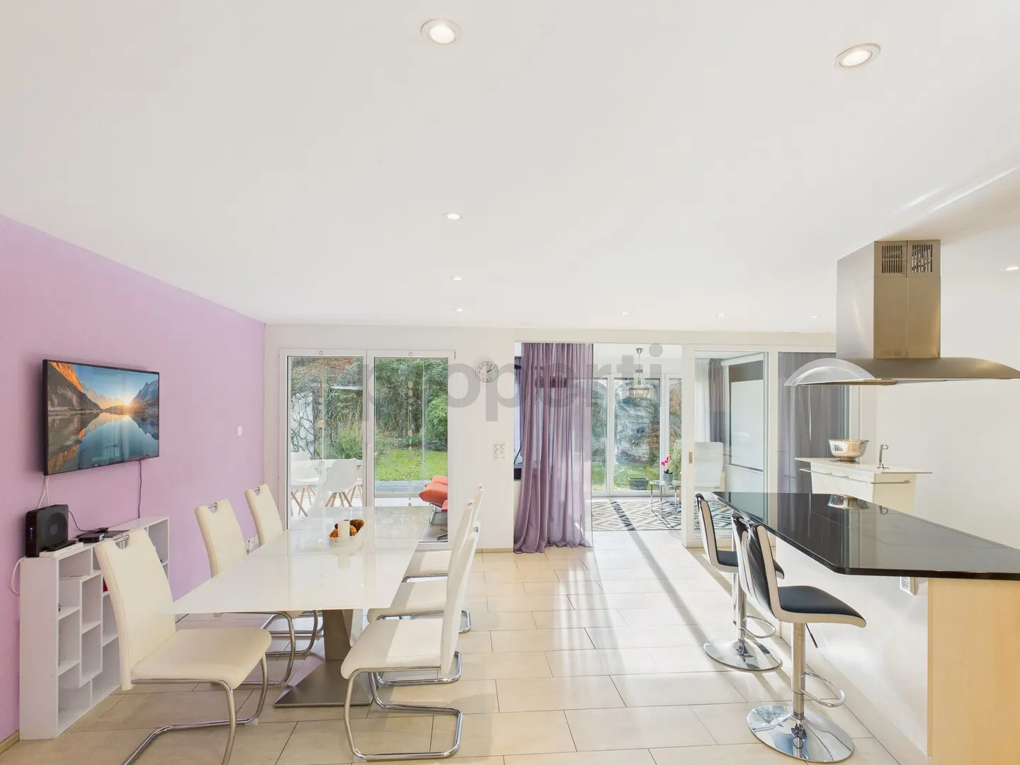 Ampio appartamento di 4,5 stanze a Binningen - arredato - Foto 1 di 11