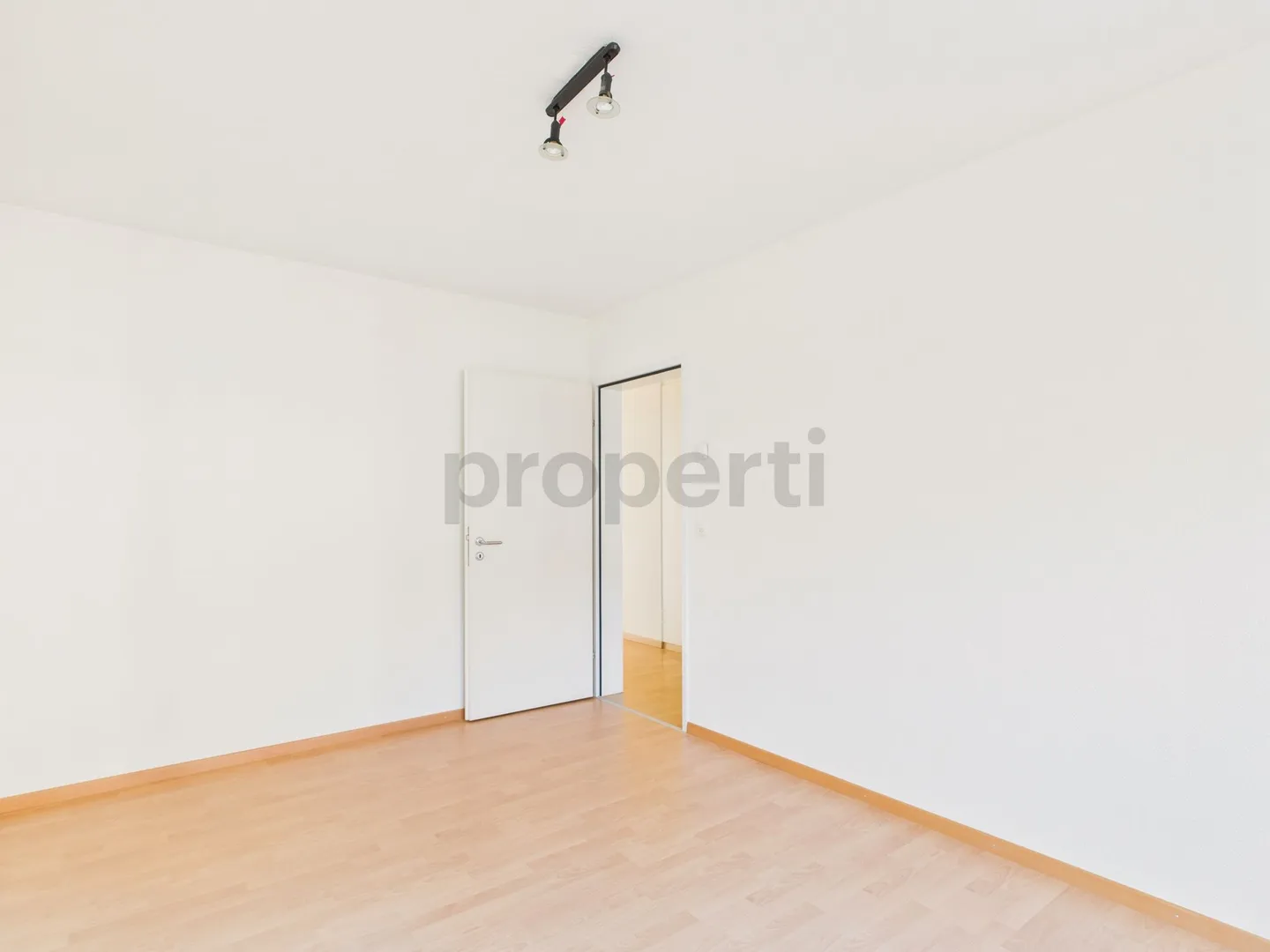 Luminoso appartamento di 4,5 stanze con balcone a Kollbrunn - Foto 8 di 13