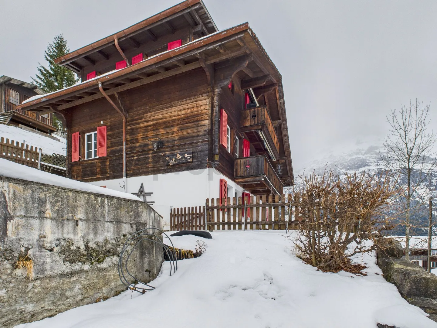 Grosszuegiges 8-Zimmer-Einfamilienhaus mit 2 Balkonen und Garten in Grindelwald - Foto 2 von 10