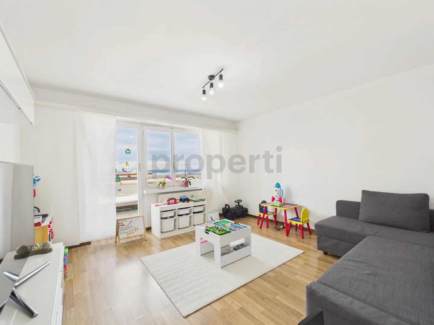 5.5-room apartment with spacious terrace and lake view - Photo 10 of 13