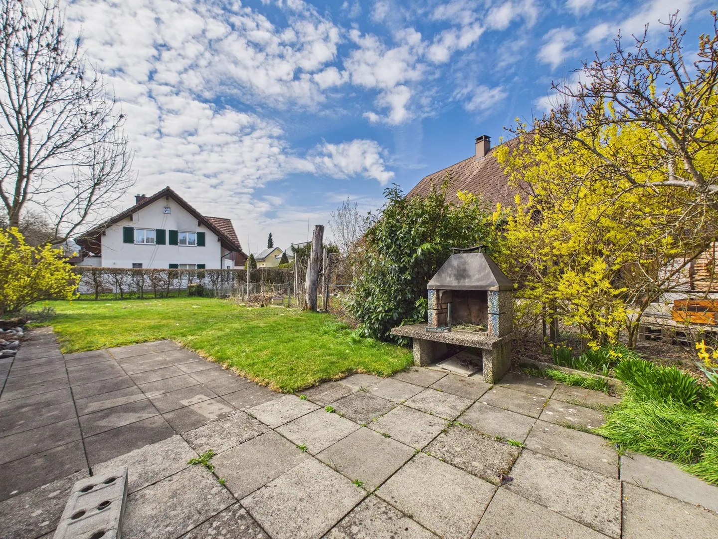 Charming Single-Family Home with 2- and 1-Room Apartments &amp; Commercial Space with Traditional Charm Perfect for Families - Photo 7 of 13