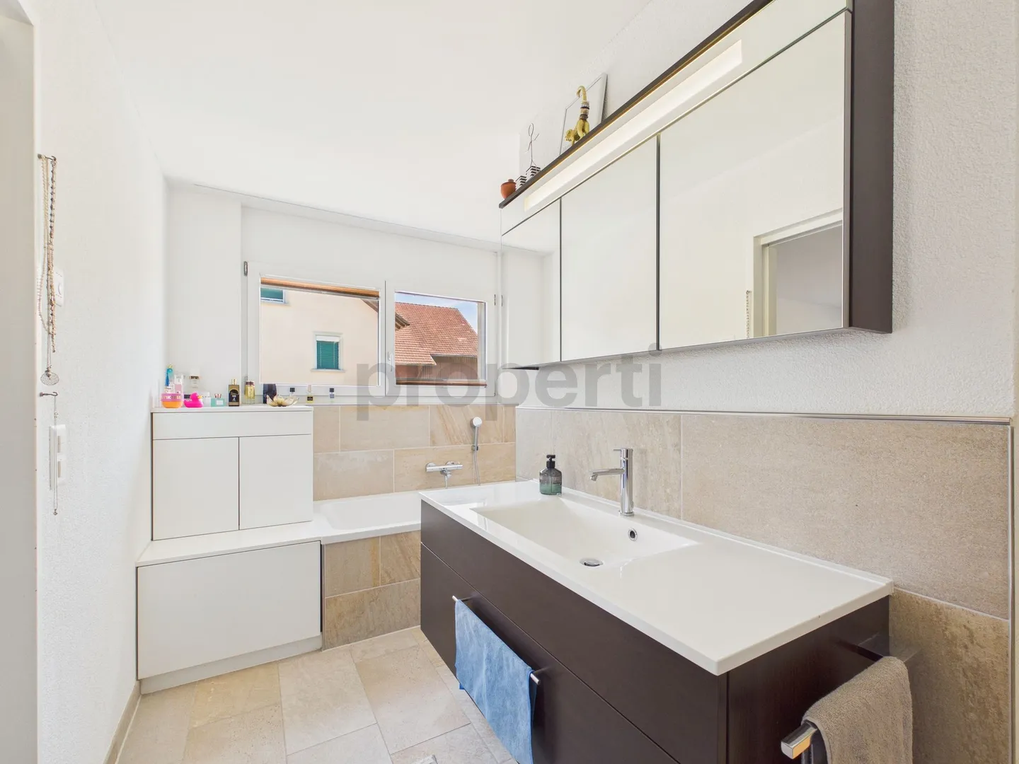 Appartement moderne de 4,5 pièces avec balcon et vue panoramique sur la verdure à Güttingen - Photo 11 sur 13